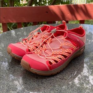 NWOT girls' chaco peach outcross 2 water shoes
